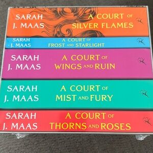 A Court of Thorns and Roses- set of 5